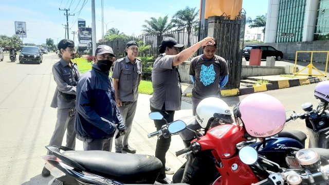 Pengunjung Trans Mall Parkir di Bahu Jalan, Perumda Parkir Harap Manajemen Mengatasi