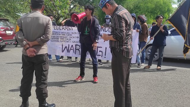 FRI menggelar aksi di pintu utama Mapolres Sinjai. 