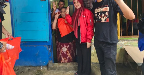 Andi Suhada Sapaille Bersama Dokter Fadli Berikan Bantuan Makanan Bergizi ke Warga