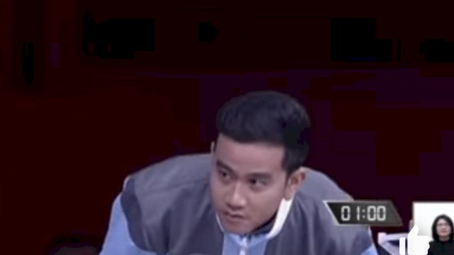 Momen Gibran celingak-celinguk cari jawaban dari Mahfud MD. Foto: tangkapan layar