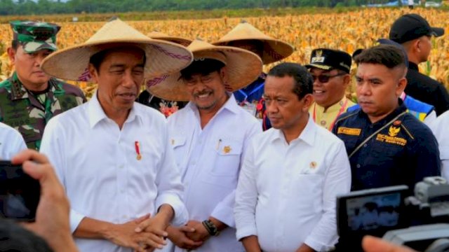 Presiden Joko Widodo (Jokowi) didampingi Menteri Pertanian Syahrul Yasin Limpo meninjau program lumbung pangan nasional atau Food Estate di Kabupaten Keerom, Provinsi Papua. Foto: ist