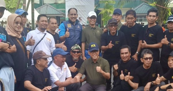 Ikut Jalan Santai Milad Fakultas Teknik UMI, Caleg NasDem Dr Mahmud Berbaur dengan Peserta