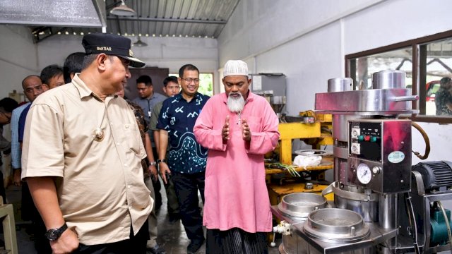 PJ Gubernur Sulsel Bahtiar Baharuddin mengunjungi pabrik cokelat di Luwu Utara. Foto: dok