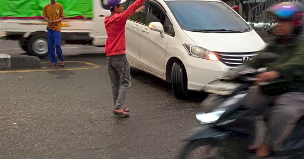 Makassar, Kota Dunia, dan Pak Ogah