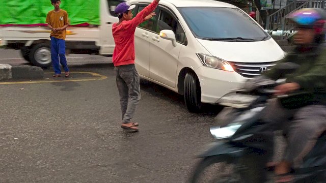 Pak Ogah di ruas Jalan Alauddin, Kota Makassar. Foto: harian.news/sinta