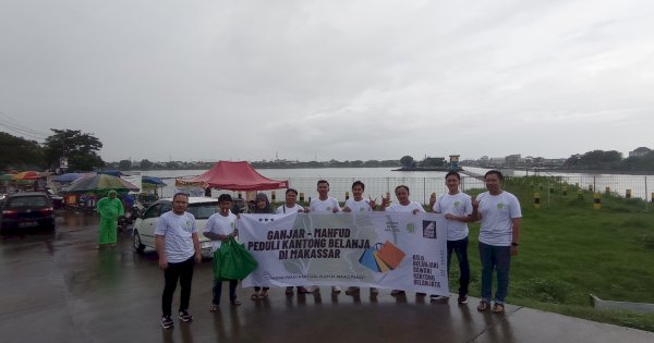 Kurangi Penggunaan Plastik, Relawan Ganjar-Mahfud Sulsel Bagi-bagi Kantong Belanja Gratis