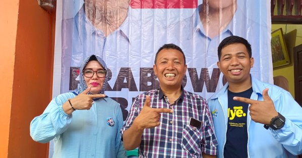 Relawan Prabowo-Gibran Bagi-bagi Makan Siang dan Susu Gratis ke Ratusan Warga Makassar