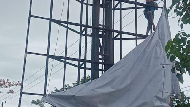 Penurunan Baliho caleg Ridwan A Wittiri di Jeneponto. Foto: harian.news/aswin