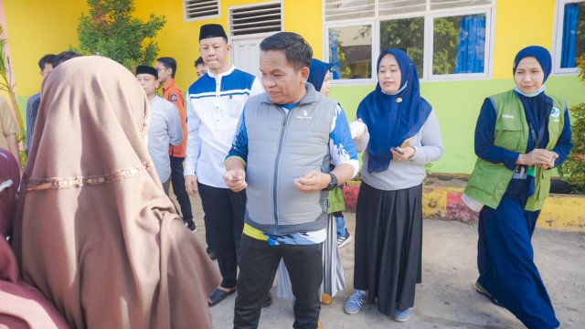 PJ Bupati Sinjai Junaedi Bakri melakukan kunjungan di UPT SMP 01 Binamu, Jumat (12/01/2024). Foto: harian.news/aswin