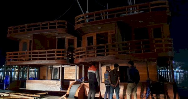 Viral Kapal Phinisi Miring, Pemkot Makassar: Akibat Cuaca Buruk dan Air Surut