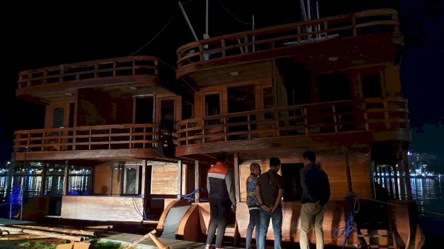 Kapal Phinisi sempat miring karena kondisi cuaca yang buruk. Foto: dok