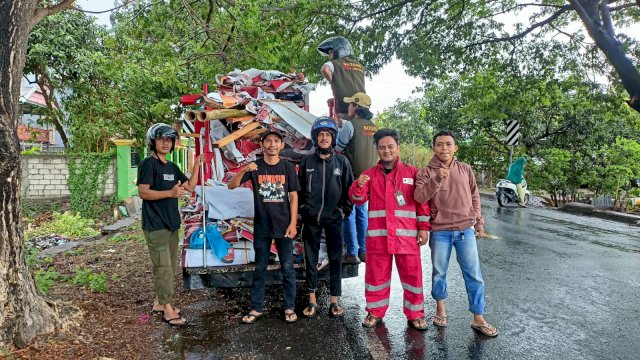 Penertiban APK dan BK yang dinilai melanggar di 11 kecamatan Jeneponto, Sulsel. Foto: dok