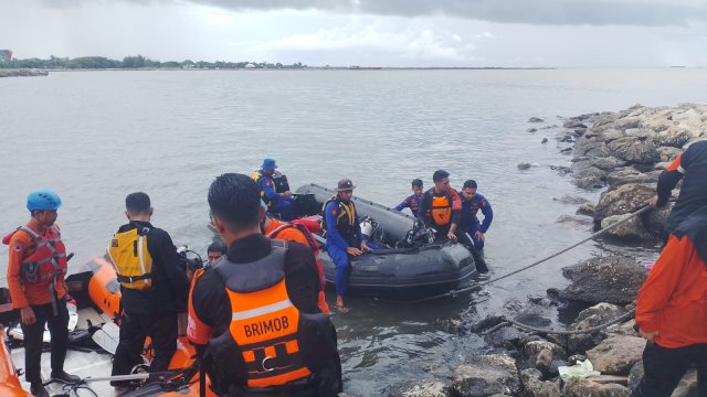 Pencarian korban kapal terbalik di kawasan CPI. Foto: dok 