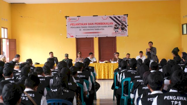 Muhammad Alwi Ketua Bawaslu Jeneponto (Pakai Jas) saat melakukan pelantikan PTPS di Kecamatan Tamalatea Foto: dok Humas Bawaslu Jeneponto