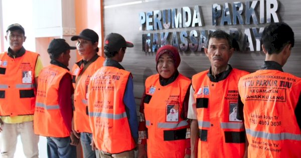 Kenalkan Jukir Resmi, Perumda Parkir Bagikan Rompi di Kecamatan Panakkukang