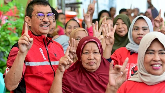 Calon Legislatif DPR RI Dapil 1 Sulawesi Selatan, Ridwan Andi Wittiri (RAW) berfoto bersama warga Pannampu. Foto: dok