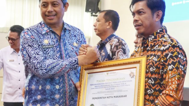 Sekda Makassar Firman Pagarra mewakili Pemerintah Kota Makassar menerima penghargaan Predikat Zona Hijau Terkait Kepatuhan Pelayanan Publik. Foto: dok