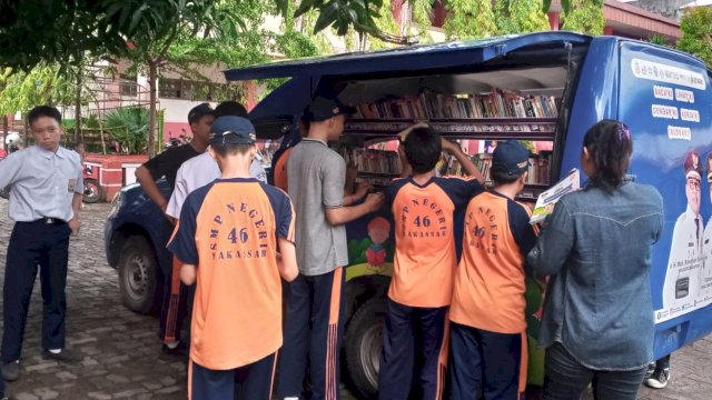 Perpusatakaan keliling milik Dinas Pendidikan Kota Makassar. Foto: harian.news/sinta