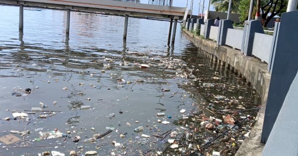 Banyak Sampah di Pinggiran Laut Losari, Pengunjung: Jorok