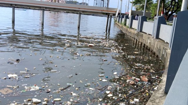 kondisi Pantai Losari terkini, banyak sampah yang mengganggu pemandangan. Foto: harian.news/sinta