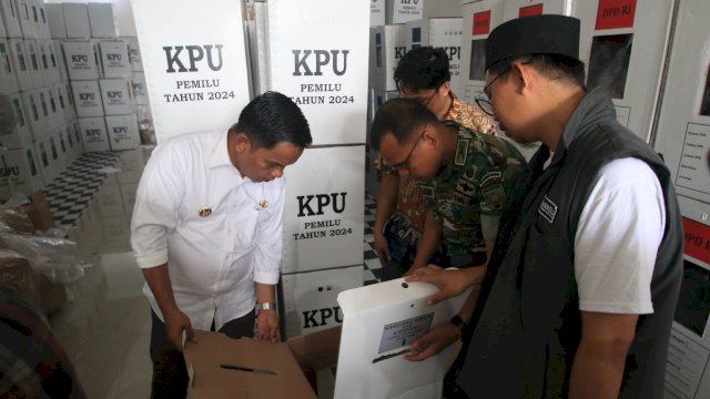 Pj Bupati Jeneponto meninjau persiapan Pemilu 2024. Foto: dok