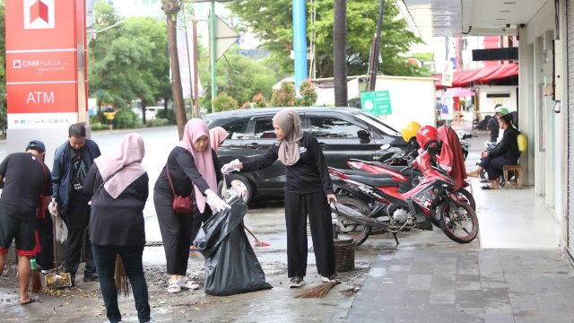 Kegiatan kerja bakti Prokopim Makassar. Foto: harian.news//sinta
