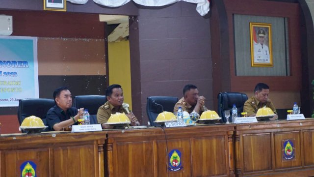 PJ Bupati Jeneponto Junaedi Bakri saat menerima aspirasi sejumlah guru honorer di ruang pola kantor bupati Jeneponto. Foto: harian.news/aswin