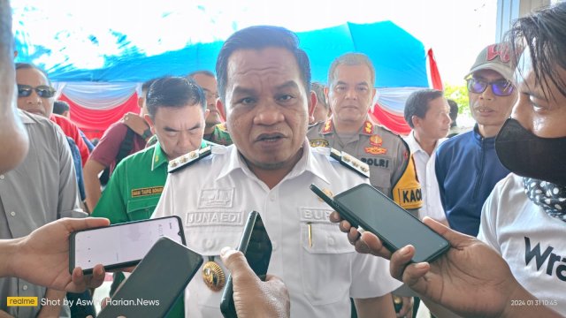 PJ Bupati Jeneponto Junaedi Bakri saat di wawancarai wartawan di tribun lapangan Passamaturukang Jeneponto. Foto: harian.news/aswin