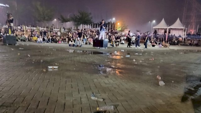 Sampah berserakan pasca pesta malam tahun baru di Anjungan Pantai Losari. Foto: harian.news/sinta