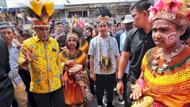 Cawapres nomor urut 2 Gibran Rakabuming Raka bertemu dengan tokoh adat Papua di Kampung Sere, Jayapura, Jumat (26/1/2024). Foto: dok TKN