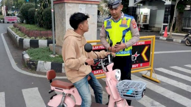 Pengguna Motor Listrik Masuk Jalan Raya, Kasatlantas Polrestabes Makassar: Cuman Bisa Ditegur
