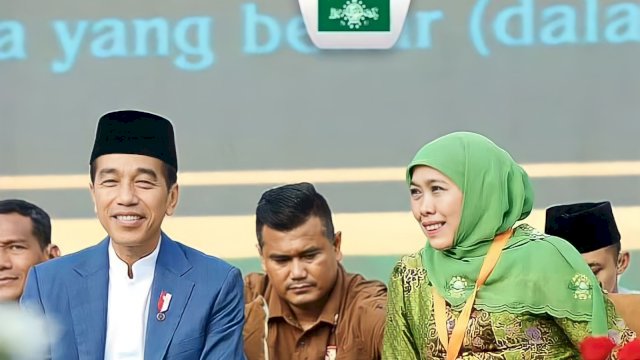 Ketua Umum Muslimat NU Khofifah Indar Parawansa bersama Presiden RI Jokowi dalam peringatan Harlah Muslimat NU ke-76. Foto: ist