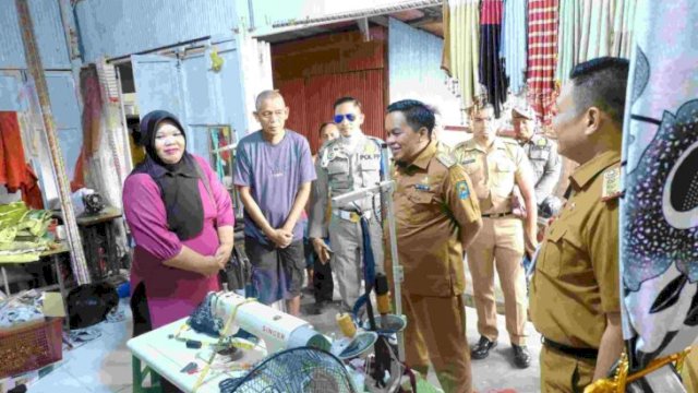Pj Bupati Jeneponto Junaedi Bakri saat pantau harga dan stok bahan pokok di Pasar Sentral Karisa ||Foto:Ist 