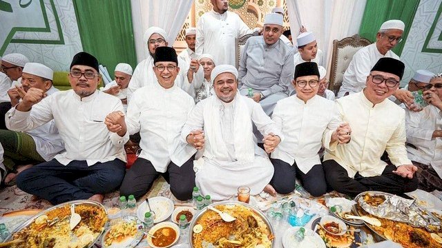 Anies menjadi saksi pernikahan Syarifah Fairuz Shihab & Sayyid Muhammad Alattas di rumah Habib Rizieq Shihab, ayah pengantin perempuan. Foto: Instagram/@aniesbaswedan