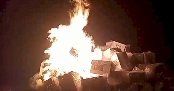 Geram tak Ada Formulir C1, Massa Papua Bakar Ratusan Kotak Suara KPU