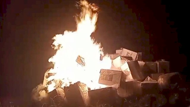 Kotak suara dibakar di Papua. Foto: ist.