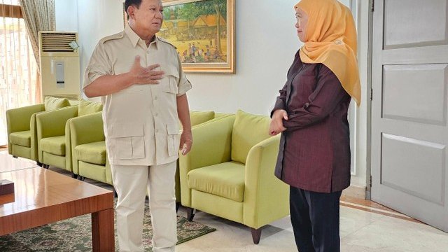 Khofifah Indar Parawansa menyampaikan ucapan selamat kepada Prabowo Subianto atas hasil quick count dan juga real count sementara di Bandara Halim Perdanakusuma Jakarta, Sabtu (17/2/2024). Foto: Dok. TKD Jatim