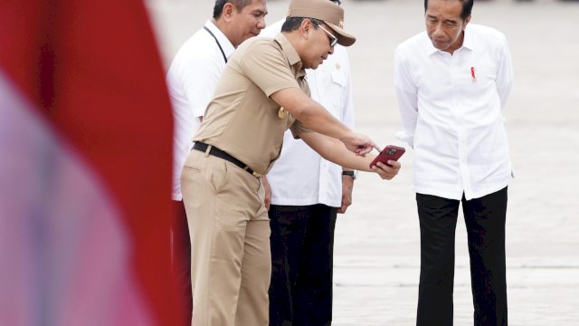 Wali Kota Makassar Moh Ramdhan Pomanto di sela-sela kebersamaannya dengan Presiden Jokowi. Foto: harian.news/sinta