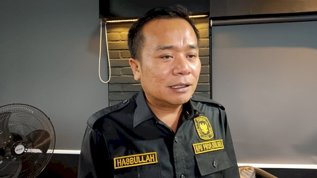Ketua KPU Provinsi Sulsel, Hasbullah saat ditemui di Plazgozz cafe, Makassar, Selasa (6/2/2024). Foto: harian.news/sinta