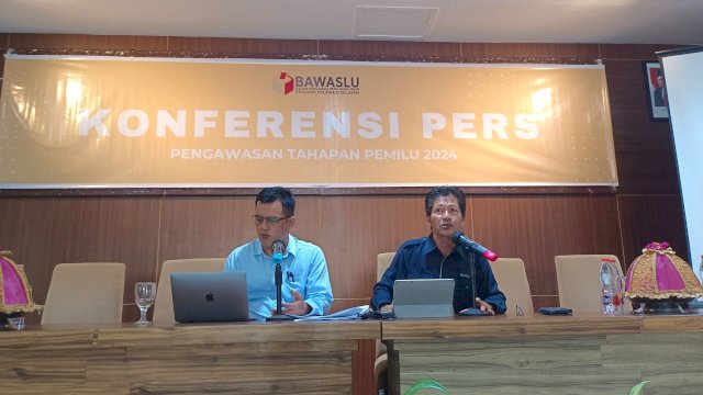 Saiful Jihad Koordinator divisi pencegahan dan Parmas (pakaian biru navi), Alamsyah Kordinator divisi humas data dan informasi (kemeja biru cerah), Hotel D'Maleo, Minggu (18/2/2024). Foto: harian.news/sinta