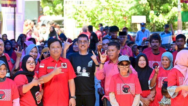 Ridwan Andi Wittiri bersama warga Selayar di warkop Culak. Foto: dok
