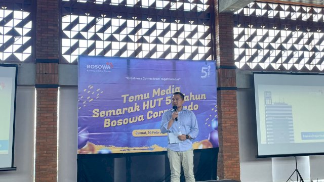 CEO Bosowa Corporindo Subhan Aksa saat memberikan sambutan pada temu media dalam rangka semarak Hari Ulang Tahun (HUT) yang ke 51 Tahun, dengan tema &ldquo;Greatness Come From Togrtherness&rdquo; di Novotel Hotel, Jumat (16/2/2024). Foto: harian.news/rasak