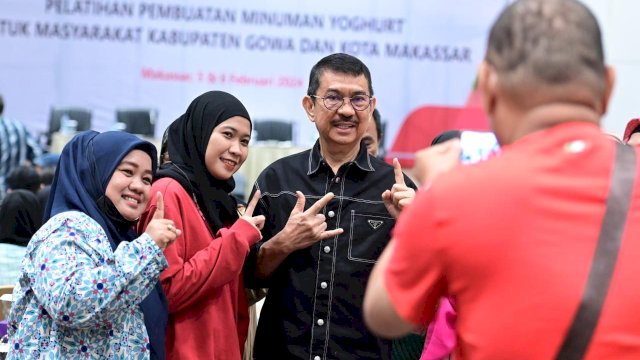 Ridwan Andi Wittiri berfoto bersama peserta pelatihan pembuatan minuman yoghurt di Makassar. Foto: dok
