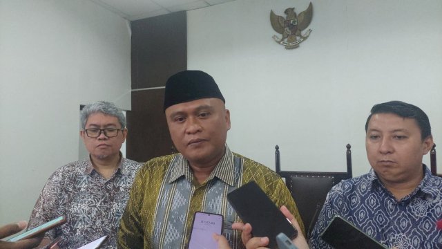 Kepala KPPU Kanwil VI Makassar Hilman Pujana yang mengenakan peci hitam. Foto: harian.news/sinta