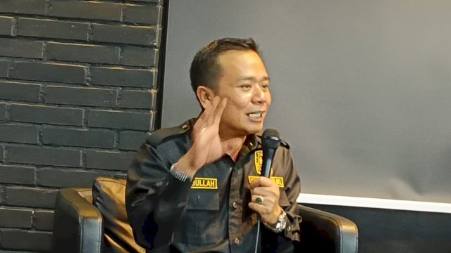 Ketua KPU Provinsi Sulsel, Hasbullah saat ditemui di Plazgozz cafe, Makassar, Selasa (6/2/2024). Foto: harian.news/sinta
