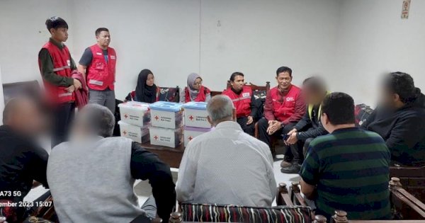 Momen Pengungsi Gaza di Mesir Terima Bantuan Hygiene Kits dari PMI