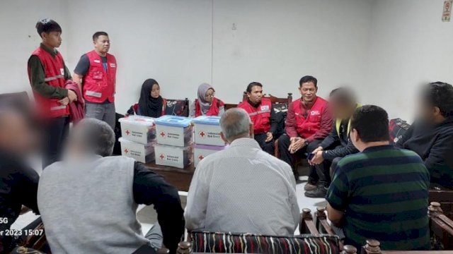 Momen Pengungsi Gaza di Mesir Terima Bantuan Hygiene Kits dari PMI