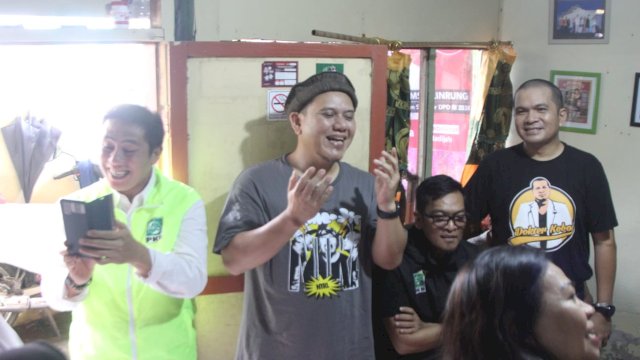 Keceriaan Deng Ical, Fadly Padi, Fauzi Andi Wawo dan Dokter Yudi saat bersama warga di Maccini Sombala, Sabtu (10/2). 