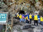 Guru SDN Sudirman IV Makassar Sumbang Buku untuk Rumah Baca Dolli Maros