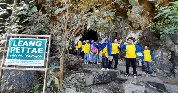 Guru SDN Sudirman IV Makassar Sumbang Buku untuk Rumah Baca Dolli Maros